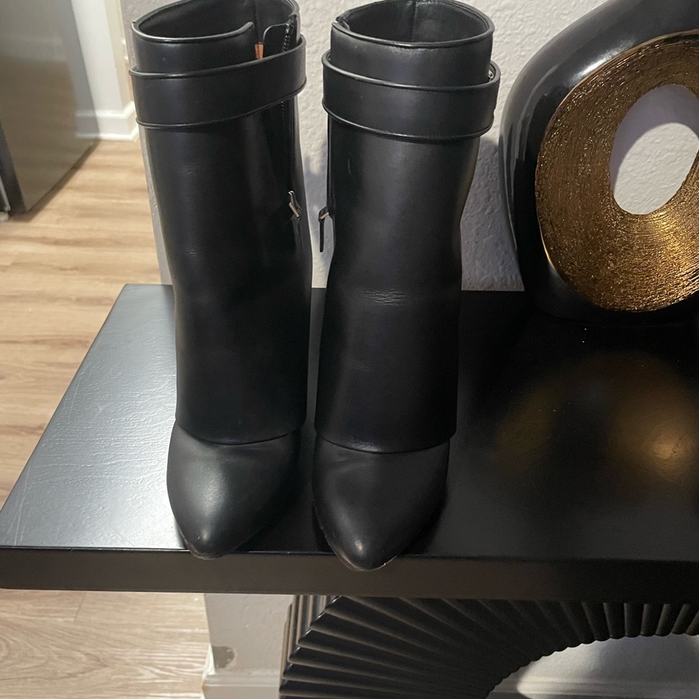 Gently worn shark boots come with dust bags.